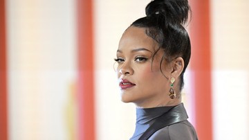 Pulang ke Barbados, Rihanna Menari dalam Balutan Bulu Warna-Warni