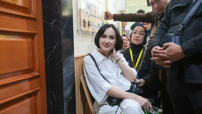 Senyum Sara Wijayanto di Balik Badai Perceraian