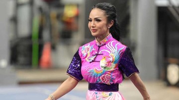 Dua Medali Emas dan Tangis di Atas Podium