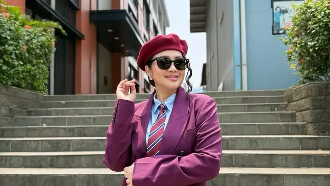 Pesona Jas Ungu Fitri Carlina: Cerita Keteguhan Hati Menembus Batas