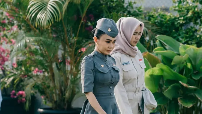 Yuni Shara dan Gaya Militer yang Menyimpan Kisah Perjuangan