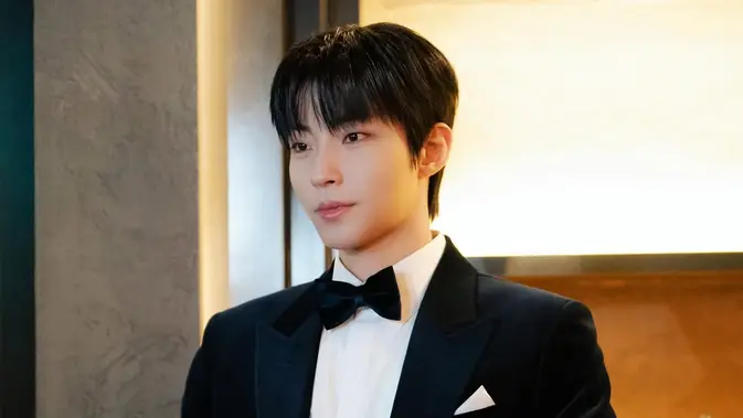Pesona Hwang In Youp dalam Balutan Tuxedo Memukau Publik