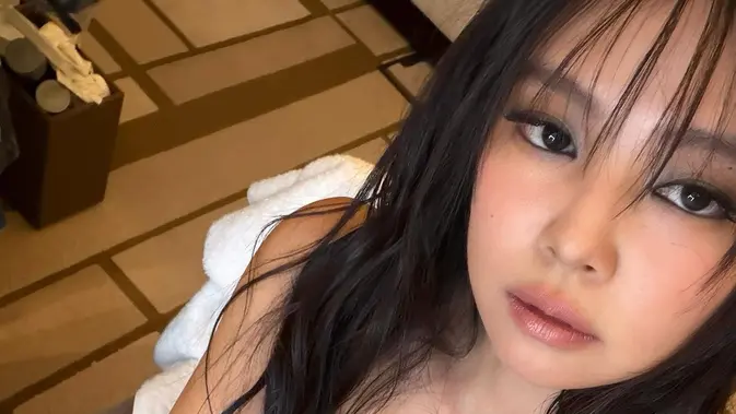 Jennie BLACKPINK Pukau di Paris dengan Wet Hair Look dan Smokey Eyes
