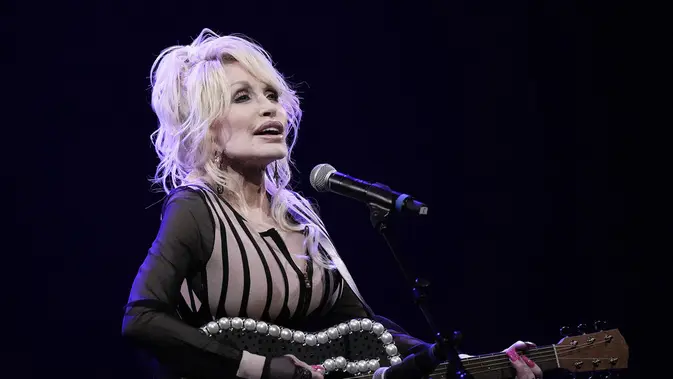 Dolly Parton: Mimpi Seorang Gadis Gunung yang Menghangatkan Dunia