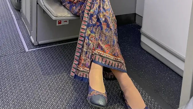 Ketika Sandal Batik Menemani Langkah Pramugari di Udara