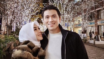 Di Balik Panggung Gemerlap, Syahrini Tetap Manja pada Reino Barack