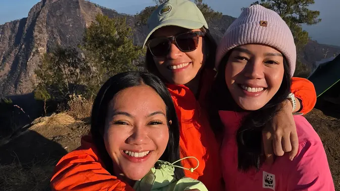 Yura Yunita dan Perjalanan Sunyi di Lereng Rinjani