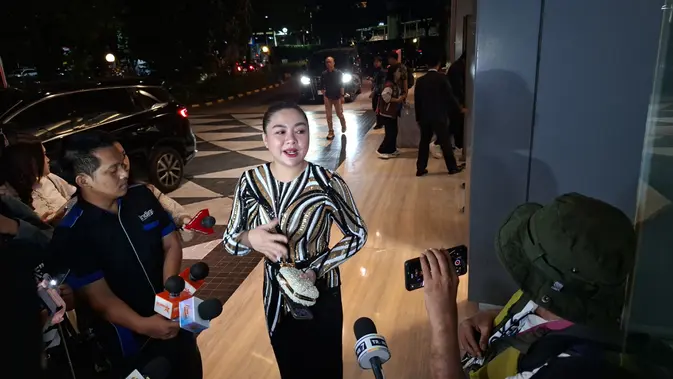 Vicky Shu Hadir di Resepsi Nathalie Holscher dan Arief Fadli