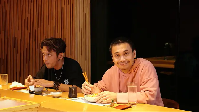 Ketika Raditya Dika dan Tepe Berbagi Tawa di Balik Layar
