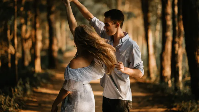 Ketika Bintang Menuntun Cinta: Kisah Pasangan yang Percaya Zodiak