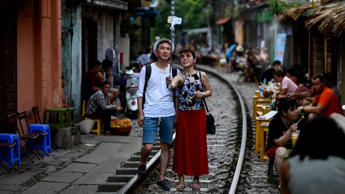 Deru Kereta di Gang Hanoi: Jejak Wisatawan Berburu Swafoto