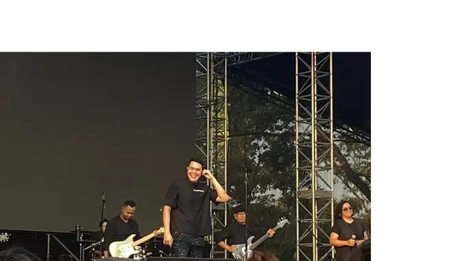 Malam Mengharukan Tulus di Panggung The Sounds Project Vol. 9 Ancol