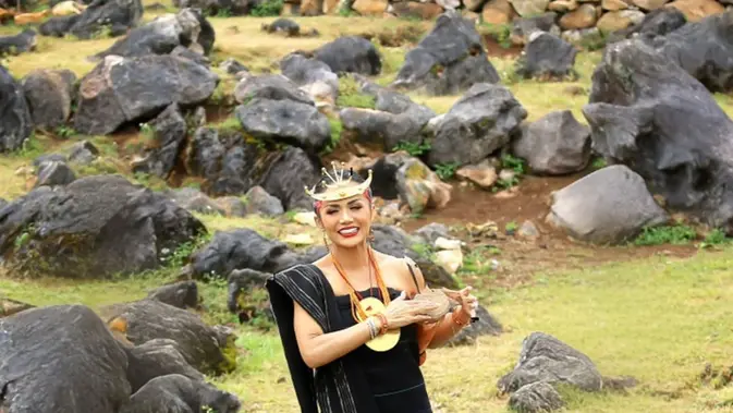 Kris Dayanti dan Pesona Tais Feto di Usia 51 Tahun