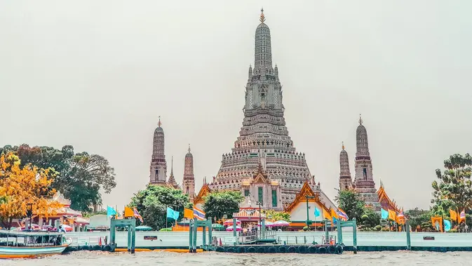 Di Balik Kilau Wat Arun, Sang Penjaga Fajar Bersahaja