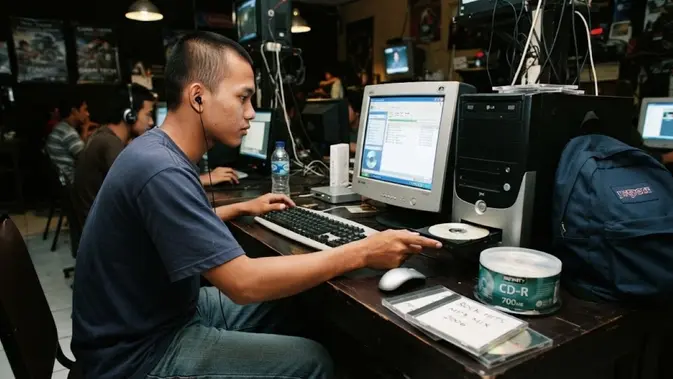 Ketika Warnet Jadi Rumah Kedua dan Tas Kecil Penuh Kenangan