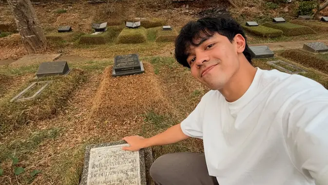 Mario Caesar Ziarah ke Makam Ibunda, Kisah Mengharukan di Balik Air Mata