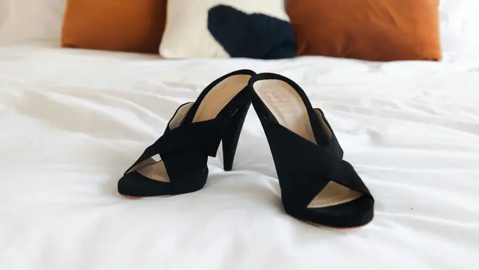 Sandal Kitten Heels: Langkah Manis yang Menemani Perjalanan