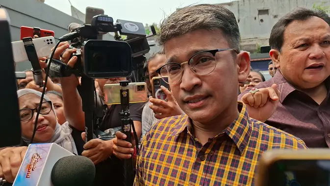 Penampilan Ruben Onsu Berkemeja Kotak-Kotak yang Sederhana dan Hangat