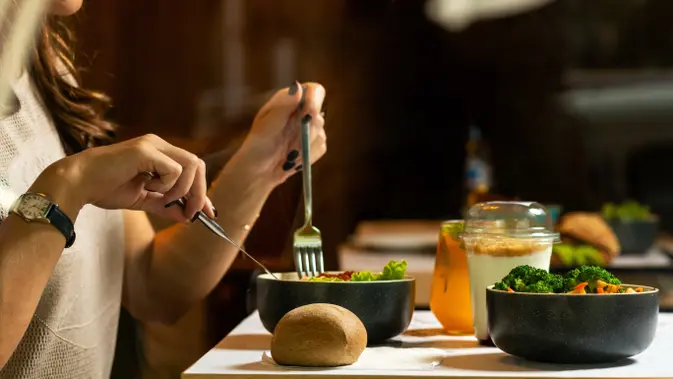 Makan Malam Tak Merusak Diet, Ini Fakta di Balik Mitos