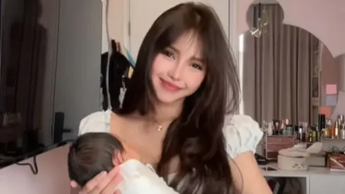 Momen Haru Meyden Perkenalkan Wajah Baby Madelyn ke Publik