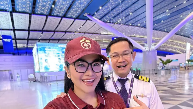 Menenun Rindu di Angkasa: Kisah Cinta Fitri Carlina dan Hendra Sumendap