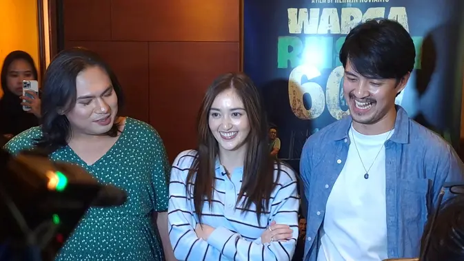 Tiga Senyum di Balik Layar Panggung Industri Entertainment Indonesia