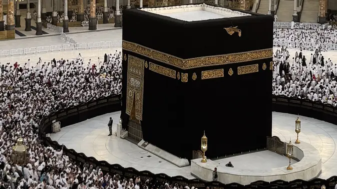 Tawaf di Mataf Ka'bah: Pelukan Rindu di Bawah Terik Makkah