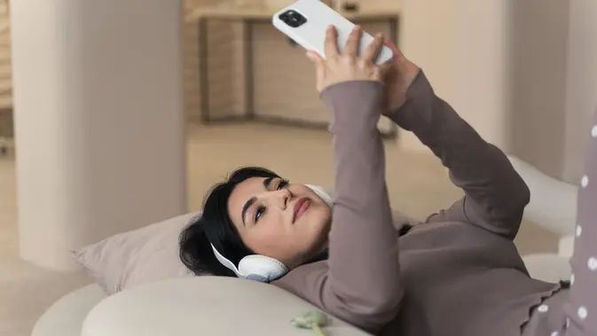 Di Balik Panggilan Malam: Cara Pasangan LDR Menjaga Cinta Tetap Hangat