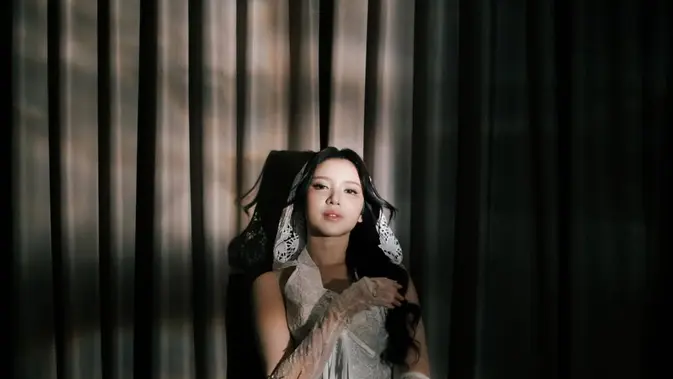 Tiara Andini Tampil Bak Pengantin dengan Gaun Lace Coquette di Atas Panggung