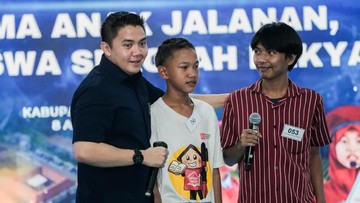 Seskab Teddy Disambut Puisi 'Dari Jalanan Menuju Harapan' Siswa Sekolah Rakyat