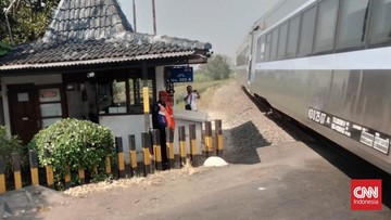 BREAKING: Palang Pintu Gagal Tutup Saat Kereta Brantas Melintas