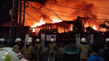 BREAKING: Kebakaran di Kebayoran Lama Padam, Penyebab Korsleting Listrik