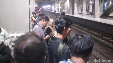 BREAKING: KRL Green Line Gangguan, Penumpang Menumpuk di Kebayoran