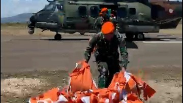 Pesawat Caracal TNI AU Terbang Cepat Antar Bantuan Gempa ke NTT