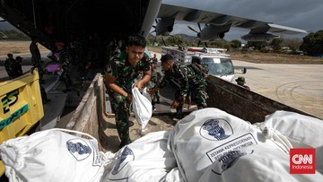 TNI AU Kirim 293 Ton Bantuan Kemanusiaan ke NTT via Pesawat Militer