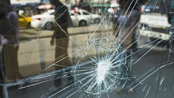 BREAKING: Truk Rem Blong Tabrak Pembatas, Tol Cibubur Arah Jakarta Macet Parah