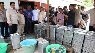 BREAKING: Wamendagri Desak Evaluasi MBG Usai Keracunan Papua
