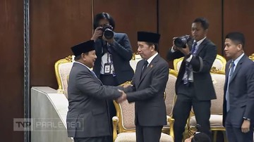 BARU SAJA: Prabowo Hormat ke Jokowi, Dibalas Jempol Saat Sidang