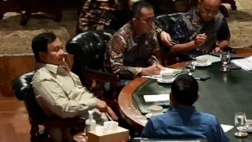 Prabowo Gelar Rapat Malam di Hambalang, Bahas Karhutla dan Gempa NTT