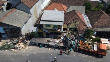 Truk Trailer Seruduk Kendaraan di Gempol Pasuruan, 4 Tewas