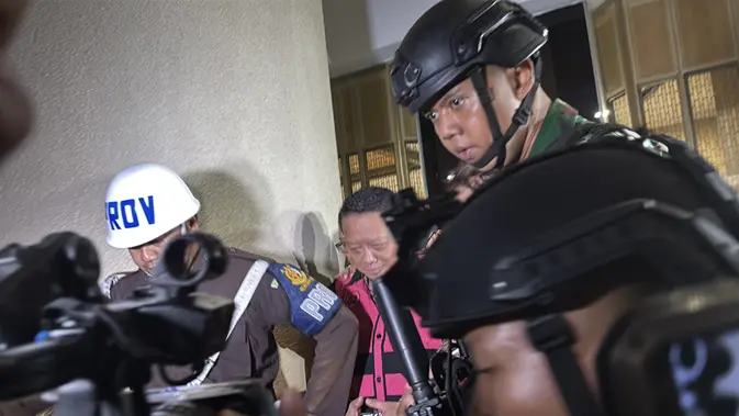 Febrie Adriansyah Diperiksa 7 Jam, Dikawal Ketat Tinggalkan Kejagung