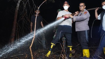 BREAKING: Wali Kota Pekanbaru Turun Langsung Padamkan Api Lahan 5 Hektare