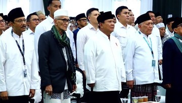 Prabowo Tiba Penutupan Muktamar NU, Disambut Gus Kikin