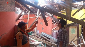 BREAKING: Angin Kencang Hantam Bogor, Sekeluarga Mengungsi