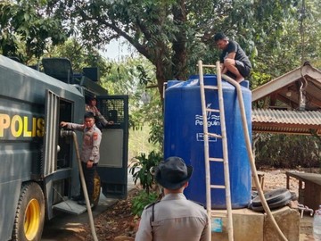 BREAKING: Polisi Kirim Air Bersih ke Warga Purwakarta yang Kekeringan
