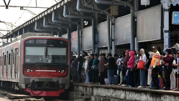 BREAKING: Keributan Pasutri Guncang KRL Bekasi, Video Viral