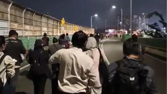 BREAKING: TransJakarta Mogok, Warga Terpaksa Jalan Kaki di Jalur Layang