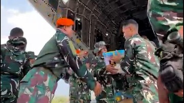 TNI AU Kerahkan Pesawat Militer Salurkan Bantuan Korban Gempa NTT