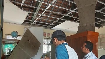 Plafon Ruang Guru SDN Sragen Roboh, Dua Orang Terluka
