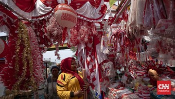 Pasar Jatinegara Diserbu Pembeli Pernak-Pernik HUT ke-81 RI